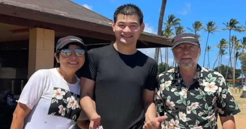 Un vuelo de 13 horas cambió para siempre la vida de Yao Yao, un joven que emigraba de Taiwán a Hawái tras la muerte de su abuela, quien lo había criado.