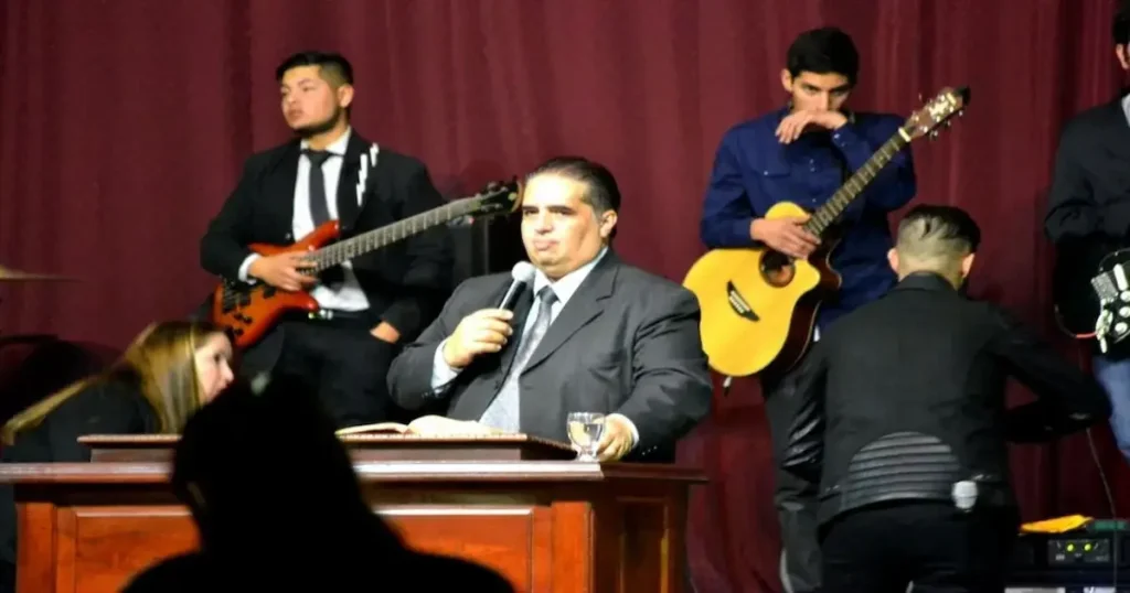Pastor acusado de trata laboral juvenil enfrenta juicio