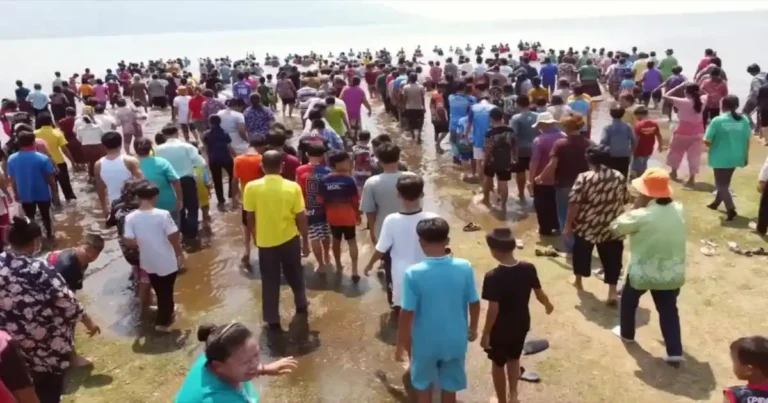 Pessoas sendo batizadas na Tailândia