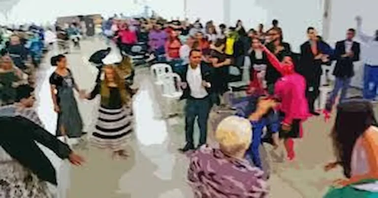 las Asambleas de Dios esta dividida por las manifestaciones como saltar brincar correr durante los cultos