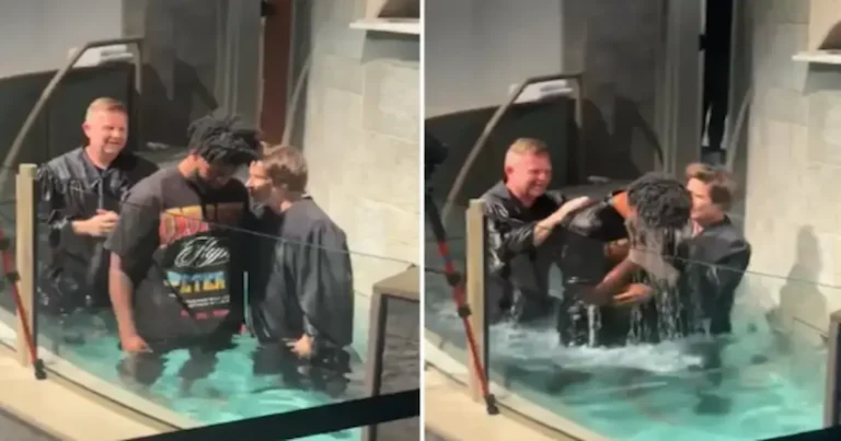 De fondo, suena la canción "Jesús Mesías" del cantante cristiano Chris Tomlin.