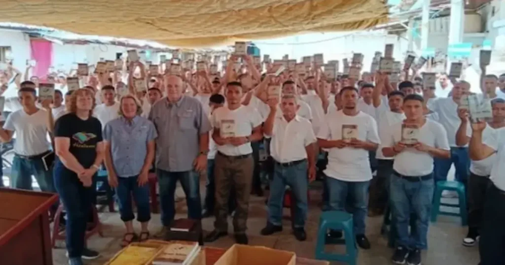 El ministerio cristiano Mission Cry distribuyó más de 1,000 Biblias en una prisión de Honduras, siendo testigo...