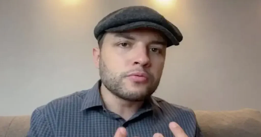 El pastor y terapeuta familiar Rafael Nery ha ganado notoriedad en Instagram por su estilo visual llamativo —boina, chaleco...