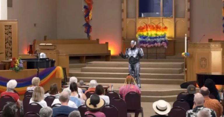 el pastor disfrazado de robocop en la iglesia predicando un sermón