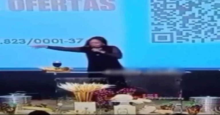 Pastora predicando en el púlpito