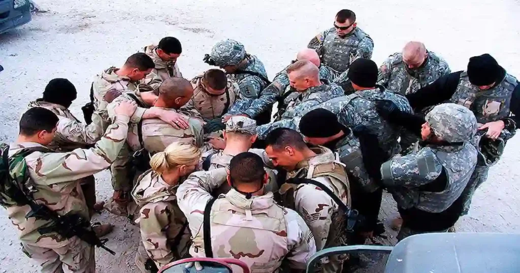 Ucranianos reparten Biblias No hay ateos en trincheras