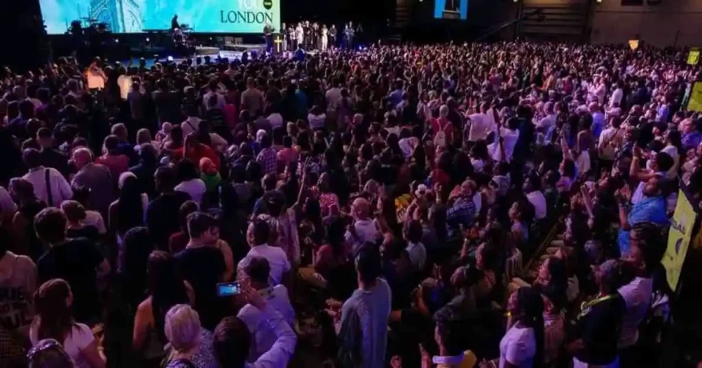 Personas congregadas en el centro de convenciones ExCeL