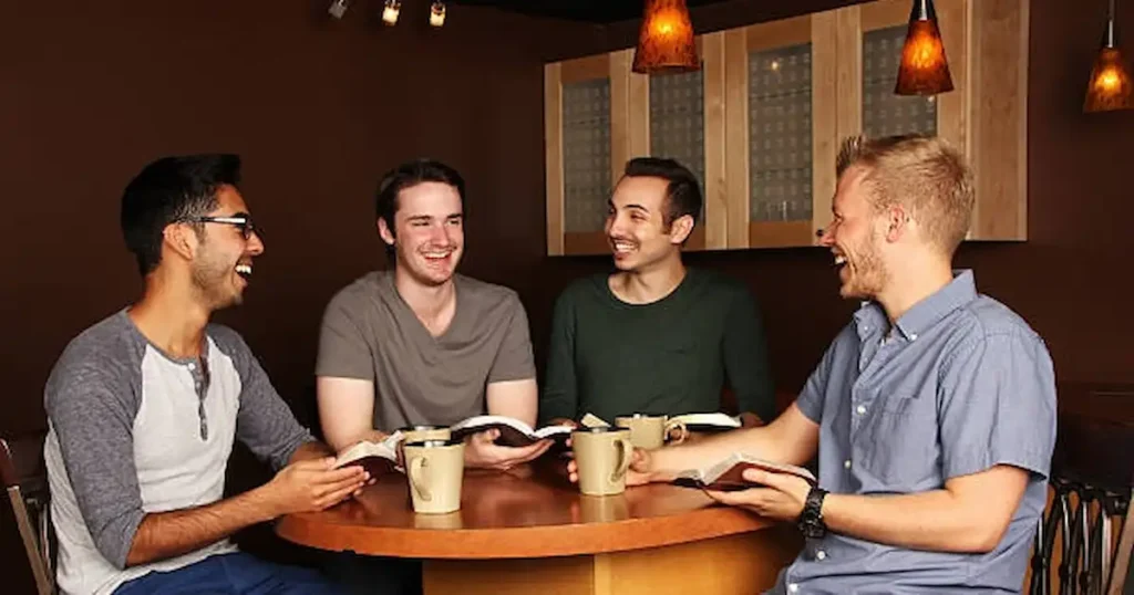 los hombres jóvenes en EEUU cada vez más interesados en leer la Biblia y esta tendencia va en aumento