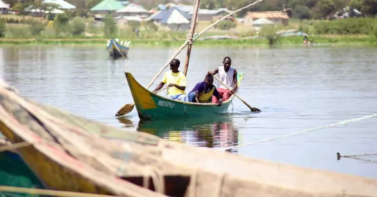 Cristianos trasladándose a iglesia en Kenia