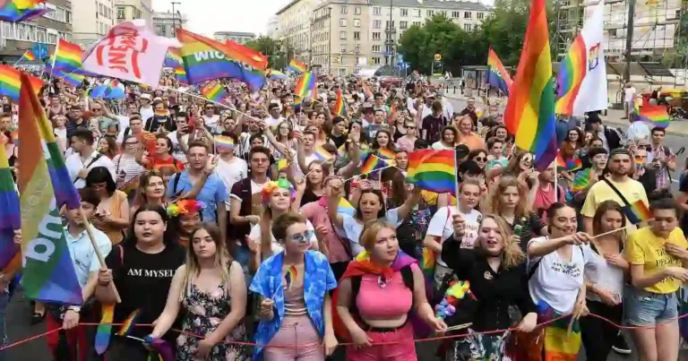 Personas en marcha LGBT