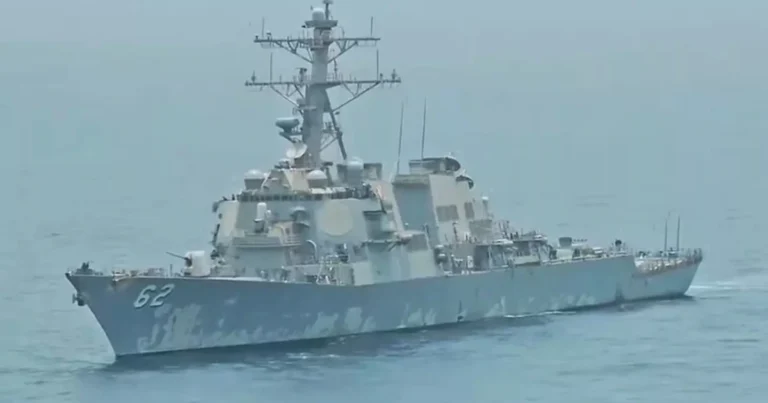 un helicóptero naval de Irán se enfrentó al USS Fitzgerald, un destructor naval estadounidense, en el Golfo de Omán, el miércoles 23 de julio de 2025