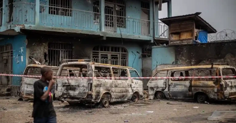 Lo que quedó después del ataque contra una iglesia cristiana católica en el congo donde murieron 43 cristianos