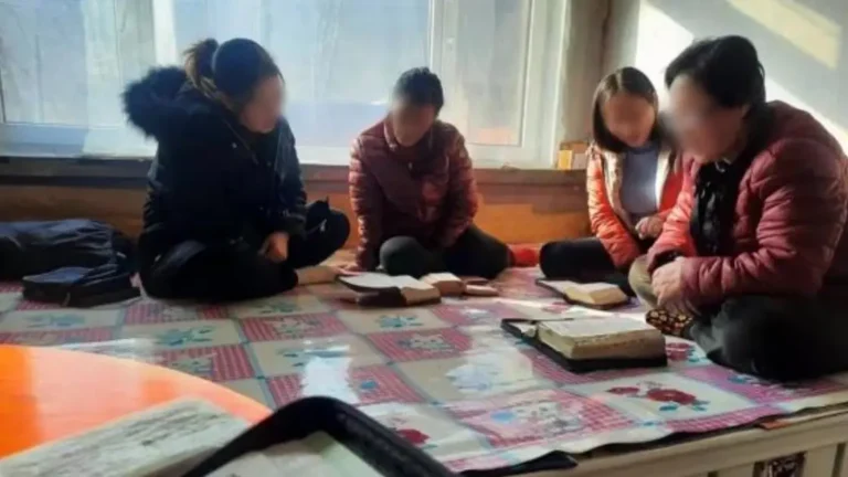 cristianos en una casa iglesia clandestina estudiando la Biblia en China