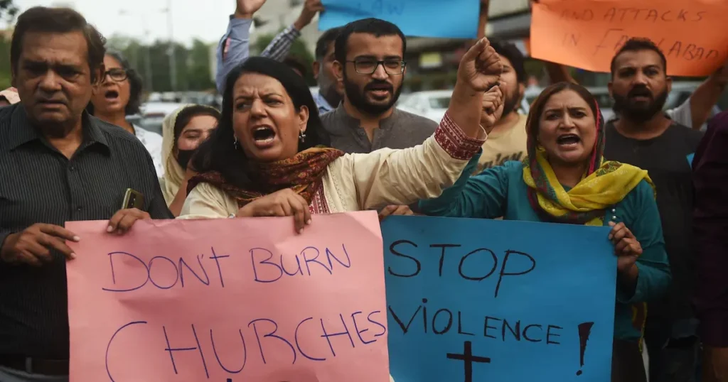 los cristianos en la india en protestas tras ser muchas iglesias cristianas quemadas en la India, esta vez lo más reciente es un cristiano que fue acusado de blasfemia y podría ser setenciado a muerte