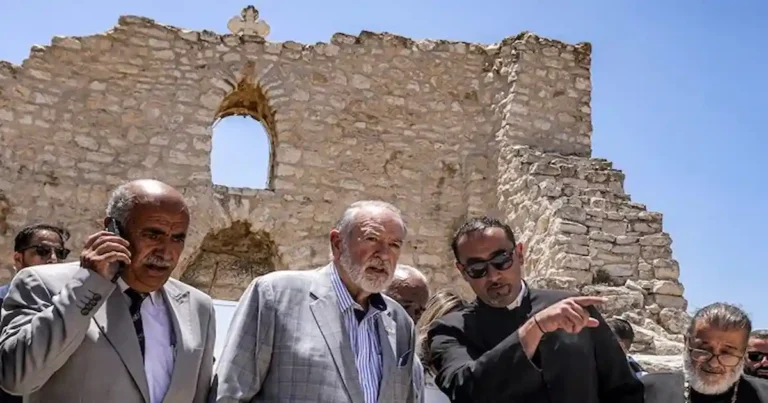 Mike Huckabee, Embajador de Estados Unidos en Israel condenó los ataques contra una iglesia cristiana en Cisjordania