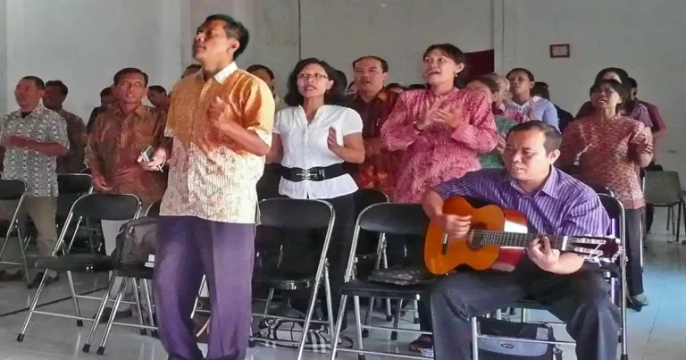 Indonesia Obligan a cristianos a hacer oraciones animistas