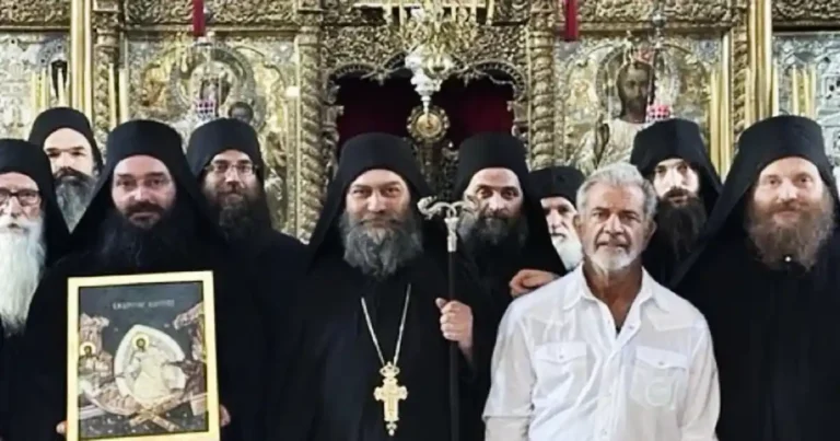 Mel Gibson durante su visita a un monasterio en Grecia