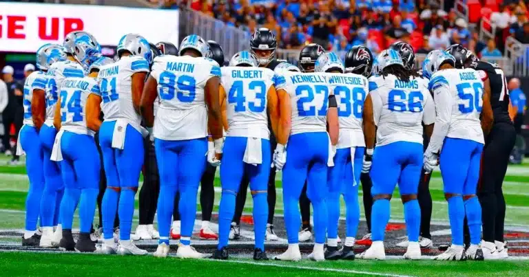 En un encuentro de pretemporada de la NFL entre los Detroit Lions y los Atlanta Falcons, un momento que