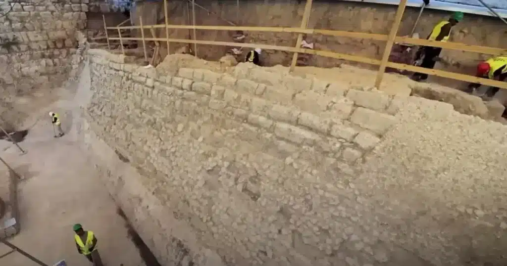 El arqueólogo israelí Danny "el Excavador" Herman explicó a Raj Nair, de CBN, que la estructura descubierta fue datada con una precisión sin precedentes entre los años 805 y 795 a.C.