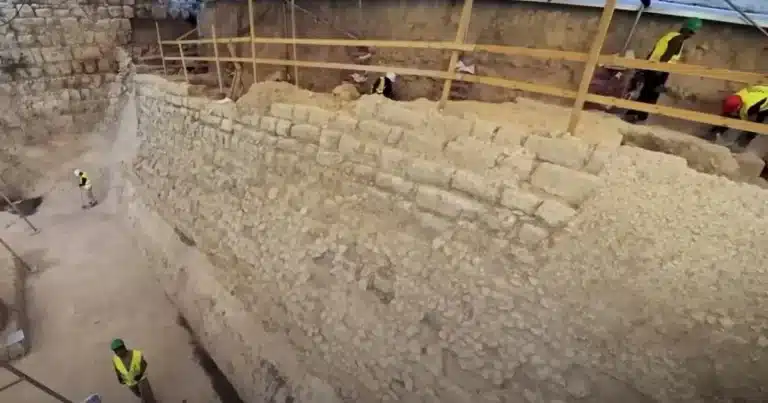 El arqueólogo israelí Danny "el Excavador" Herman explicó a Raj Nair, de CBN, que la estructura descubierta fue datada con una precisión sin precedentes entre los años 805 y 795 a.C.