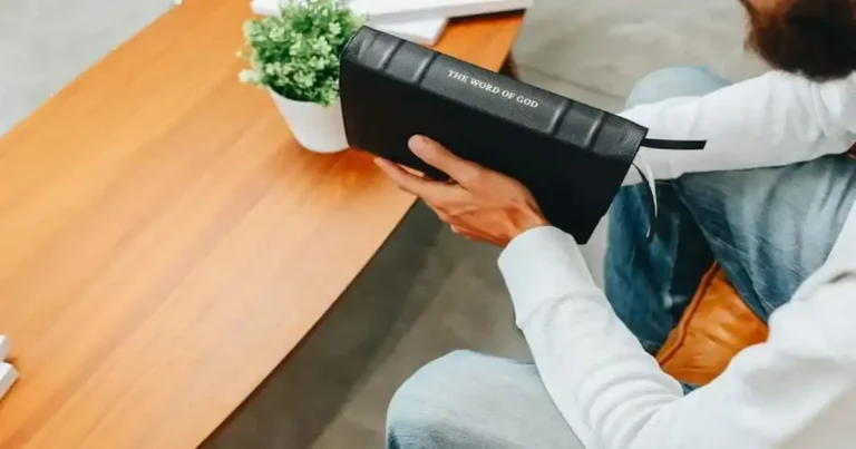 Guardias cegados por Dios al pasar Biblias en Irán