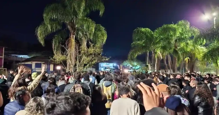 Impedidos fazer culto na UFRGS, jovens pregam Jesus na rua