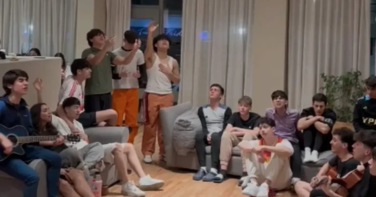 Fiestas sin freno, un grupo de adolescentes transformó su última noche de viaje de egresados en una vigilia de adoración a Dios.