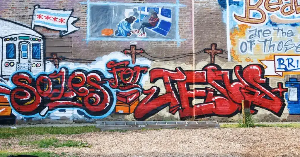 Cuando se piensa en arte religioso, muchos evocan los vitrales de antiguas catedrales o los majestuosos frescos de Miguel Ángel