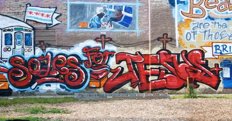 Cuando se piensa en arte religioso, muchos evocan los vitrales de antiguas catedrales o los majestuosos frescos de Miguel Ángel