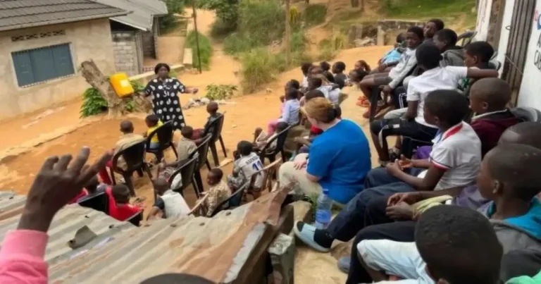 Misioneros forman a niños para ser líderes futuros en África