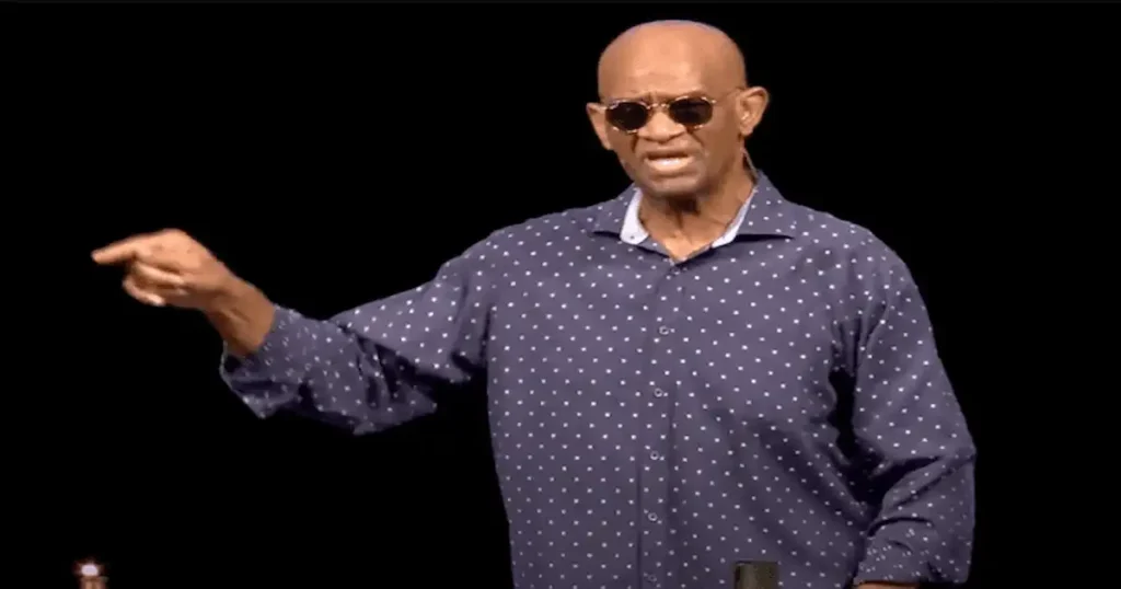 Pastor regresa al púlpito tras prisión por fraude EEUU