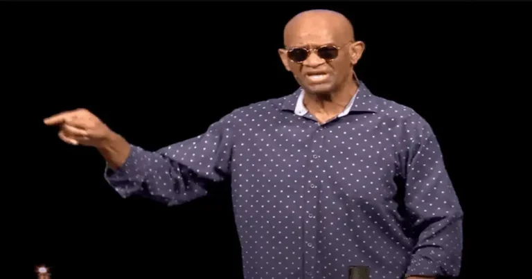 Pastor regresa al púlpito tras prisión por fraude EEUU