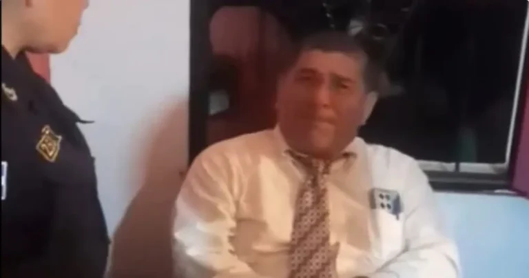 Pastor suspende vela y ordena retirar ataúd bajo la lluvia