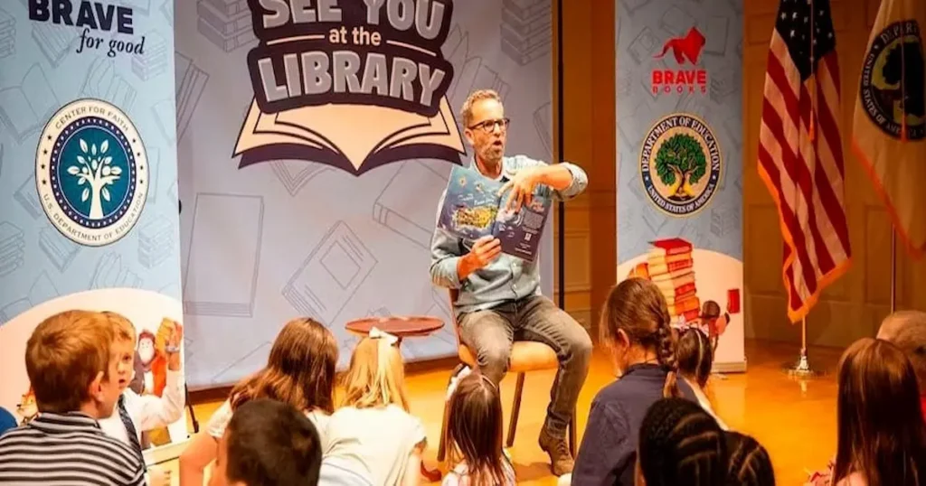 El reconocido actor cristiano Kirk Cameron dirigió recientemente una jornada de lectura para niños en la Biblioteca del Congreso