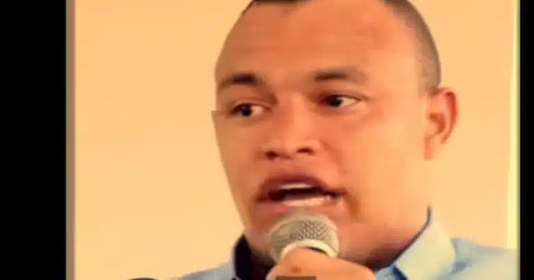 Foto del pastor con un micrófono en la mano