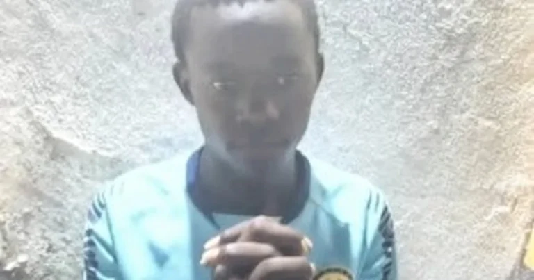 el joven cristiano de Uganda asesinado por su propio hermano musulman lo apuñaló porque se convirtió en cristiano