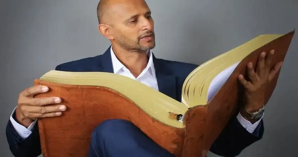 Cristiano rompe récord al escribir toda la Biblia a mano