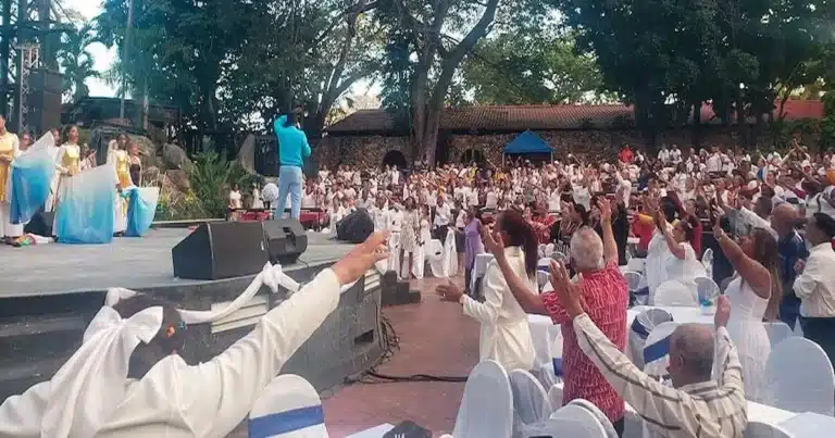 Un episodio sin precedentes estremeció este miércoles a la ciudad de Santiago de Cuba, cuando cientos de cristianos