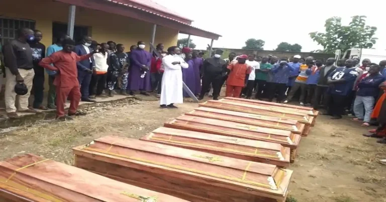 Extremistas asesinan a 5 niños en ataque a aldea cristiana