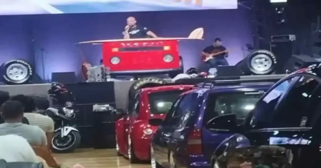 Iglesia sorprende culto automotriz y una Kombi como púlpito