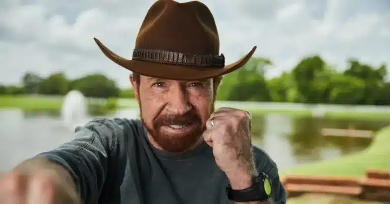 El legendario actor y experto en artes marciales Chuck Norris ha sorprendido a sus seguidores al compartir un poderoso testimonio de fe: su vida fue transformada para