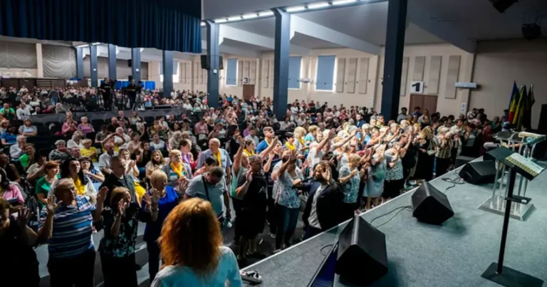 Kiev y ciudades cercanas, en medio de la crisis derivada de la guerra en Ucrania. Durante esta campaña, 1.417 personas decidieron entregar su vida a Jesús, generando un movimiento espiritual significativo en la región