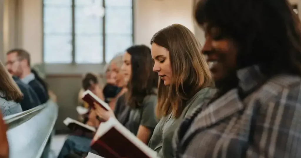 los millennials y la generación Z ahora superan a las generaciones anteriores en asistencia a la iglesia.