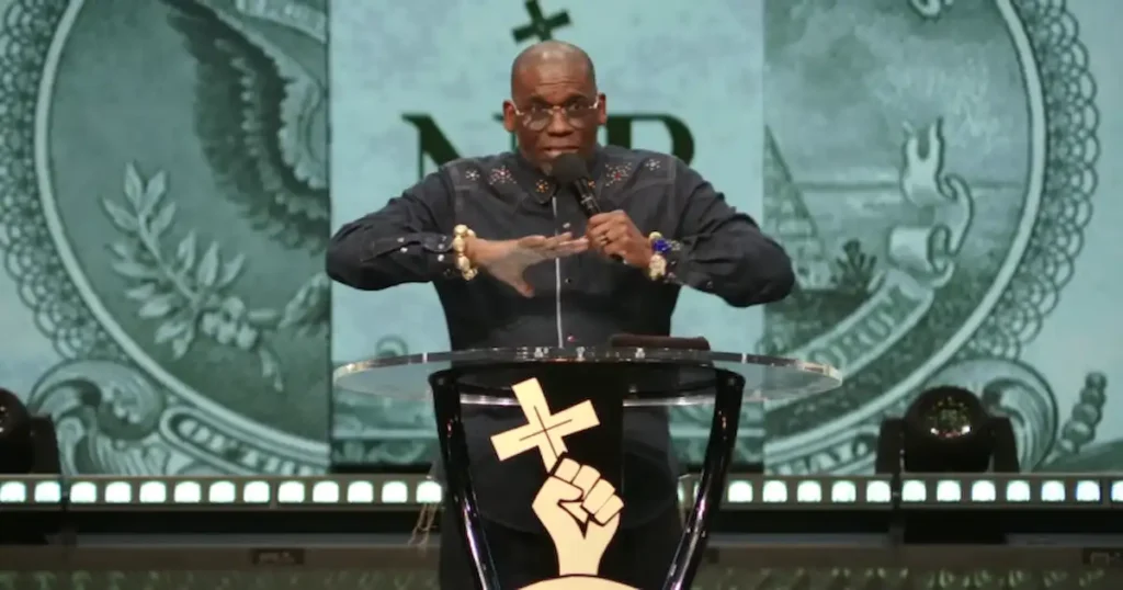 Pastor critica a predicadores negros que honran a Kirk