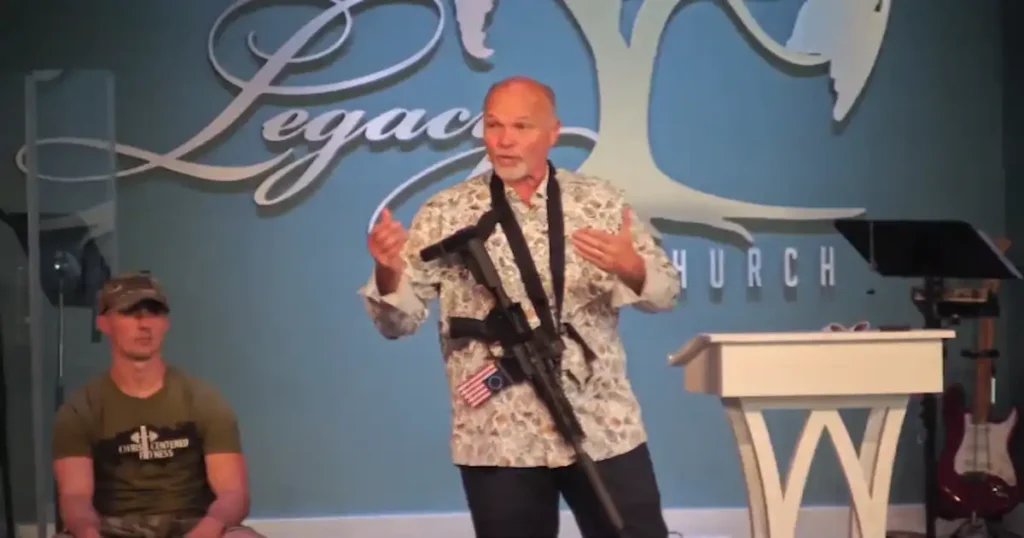 Pastor predica sermón con un rifle atado a su pecho