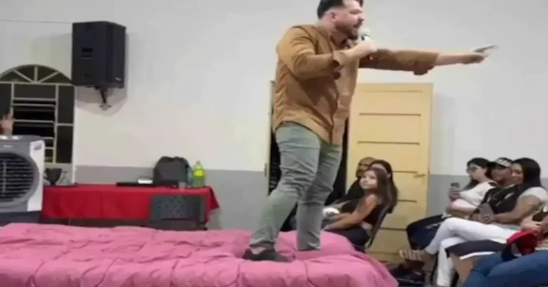 llamó la atención de fieles y usuarios de redes sociales por un elemento inusual en el altar: una cama matrimonial.