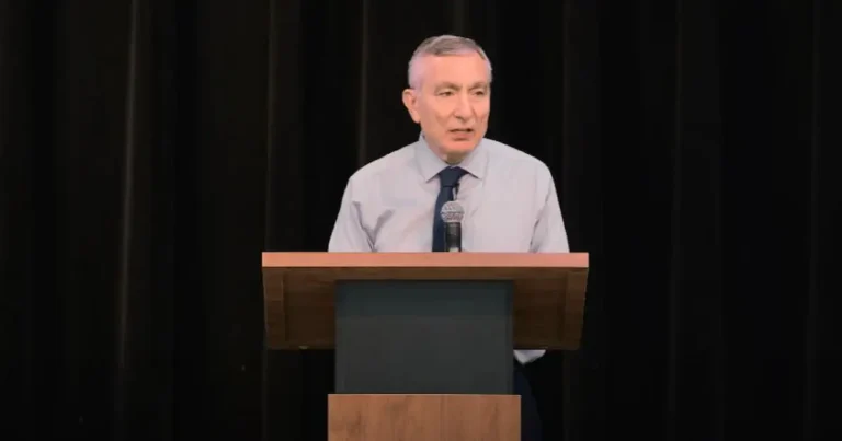 Reconocido científico se arrodilla y ora en plena clase en Harvard