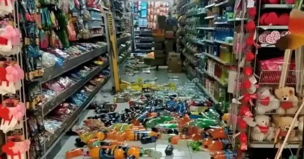 Foto de comercio de Venezuela con productos tirados al suelo tras el temblor.