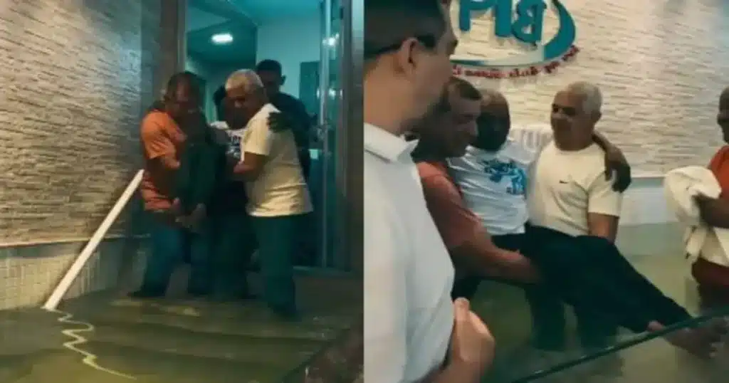 Foto de hombre de 103 años bautizándose