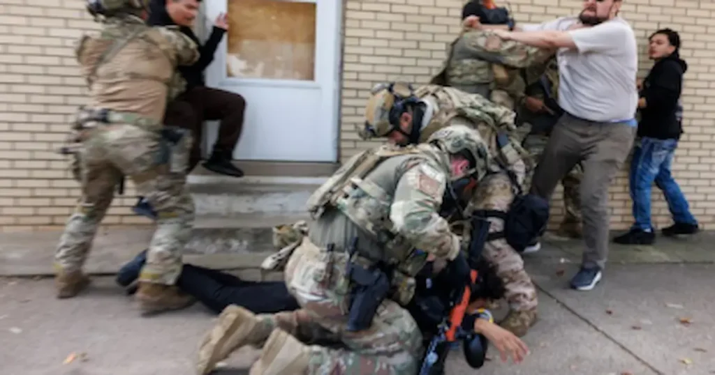 Los agentes federales de inmigración en Estados Unidos enfrentan un aumento alarmante de amenazas, que van desde turbas violentas